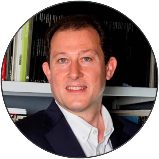 Francesc Selva sonríe profesionalmente. Experto en comunicación y liderazgo, asesora para el bienestar profesional.