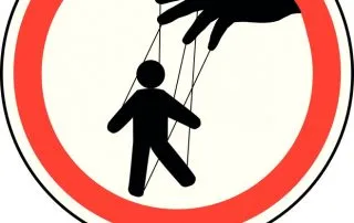 Ilustración de una persona con un cartel de 'STOP' deteniendo la manipulación en el ámbito laboral para fomentar un ambiente sano.